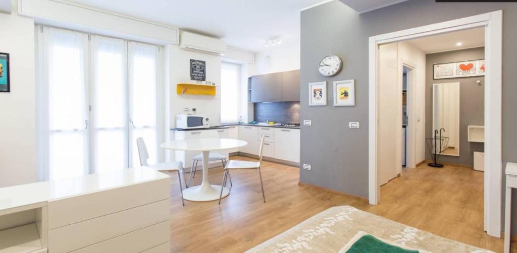 - une cuisine et une salle à manger avec une table et des chaises dans l'établissement GULLI SUITE LUXURY, à Milan