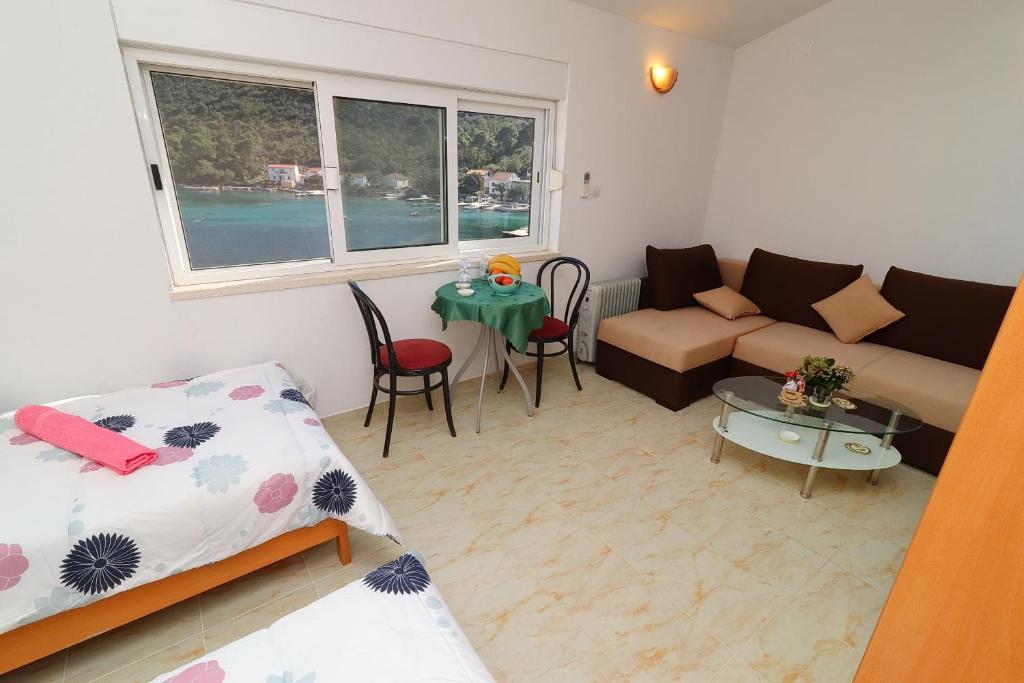 mały salon z kanapą i stołem w obiekcie Apartment Belin Mljet w mieście Okuklje