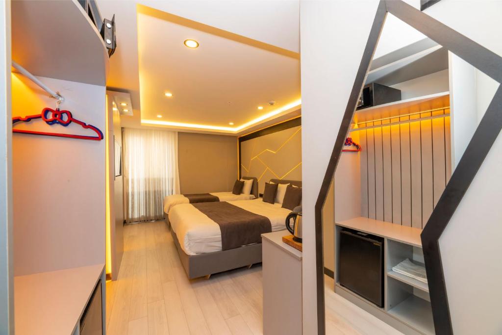 Postel nebo postele na pokoji v ubytování White Corner Hotel