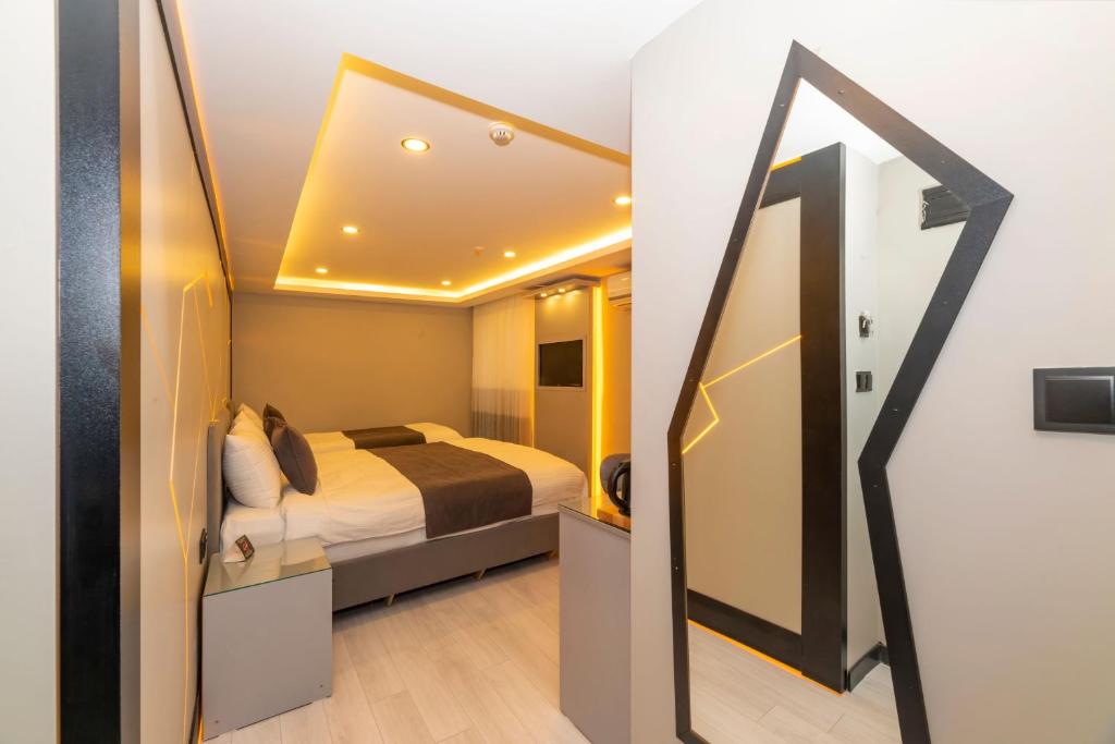 Postel nebo postele na pokoji v ubytování White Corner Hotel