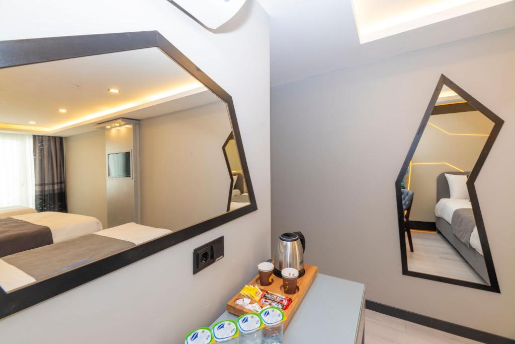 Postel nebo postele na pokoji v ubytování White Corner Hotel