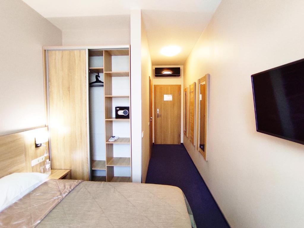 Postel nebo postele na pokoji v ubytování Mackintosh Hotel