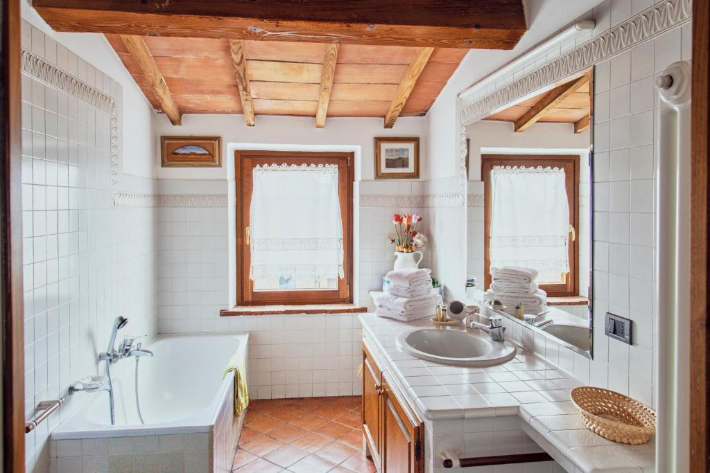 A bathroom at La Casa Di Adelina Monticchiello