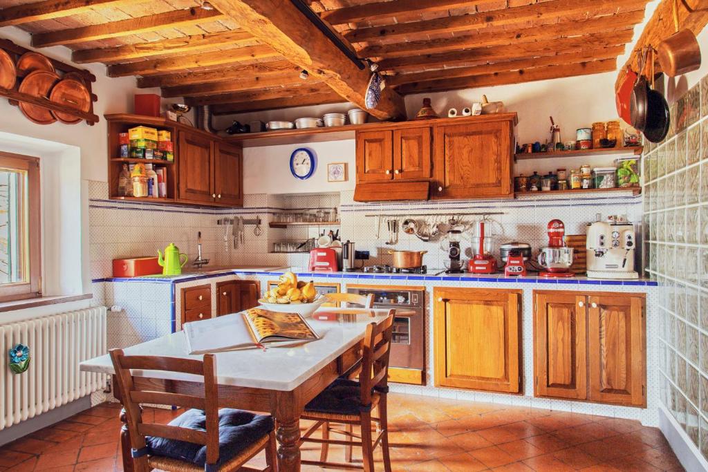 A kitchen or kitchenette at La Casa Di Adelina Monticchiello