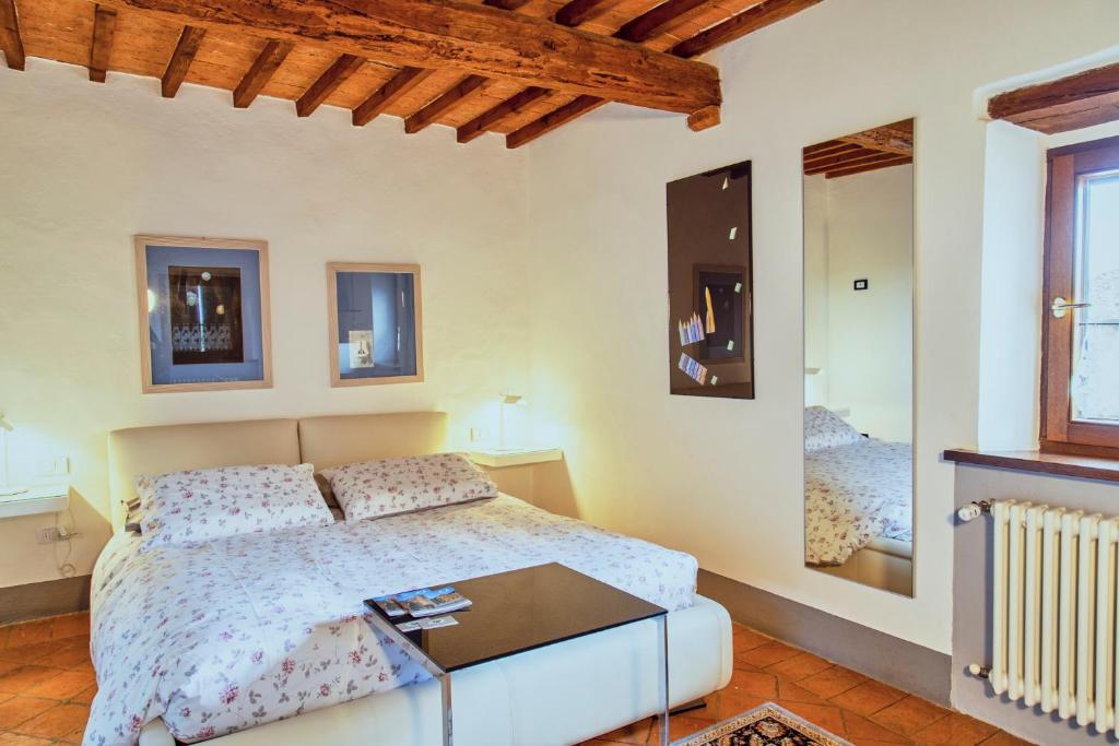 A bed or beds in a room at La Casa Di Adelina Monticchiello