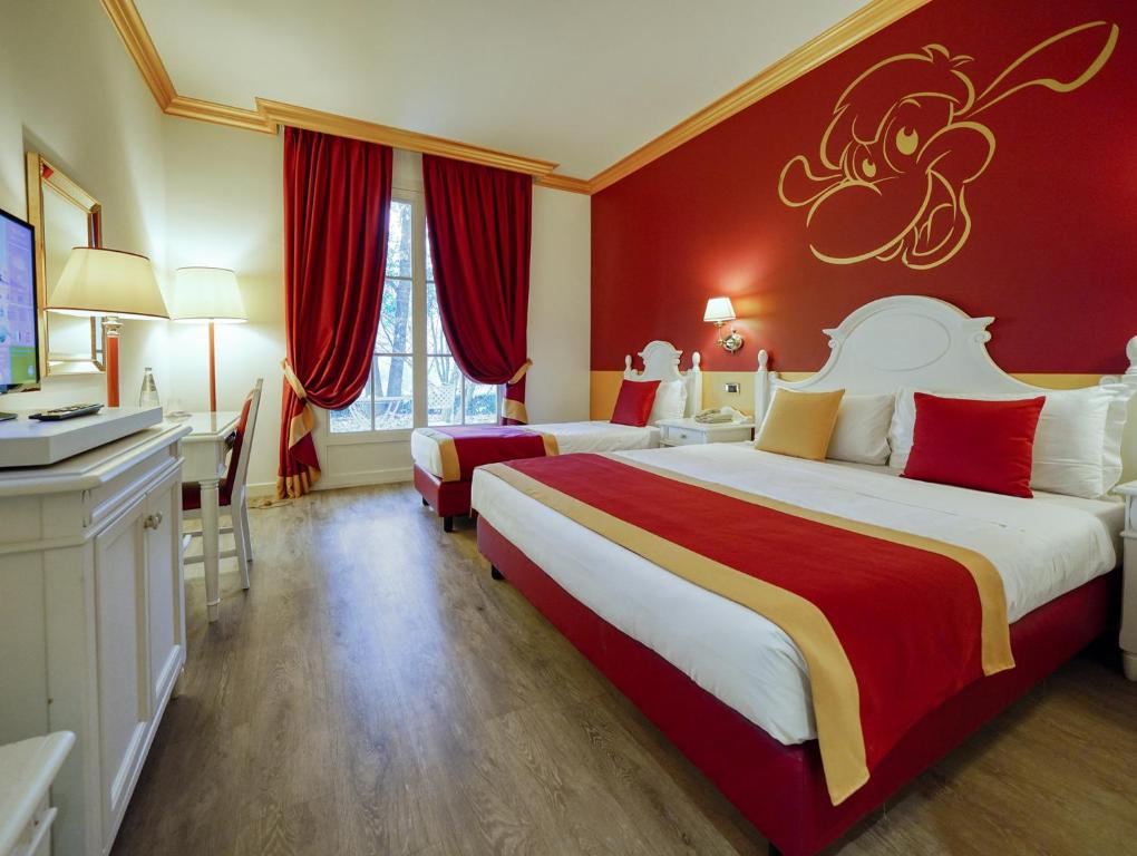 Postel nebo postele na pokoji v ubytování Gardaland Hotel