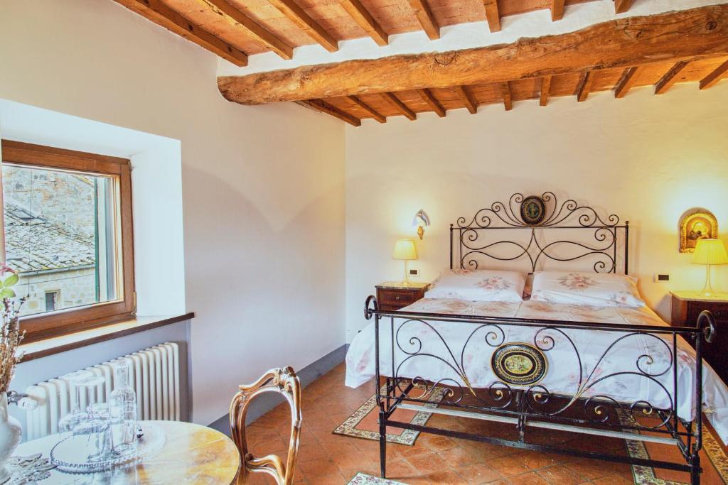 A bed or beds in a room at La Casa Di Adelina Monticchiello