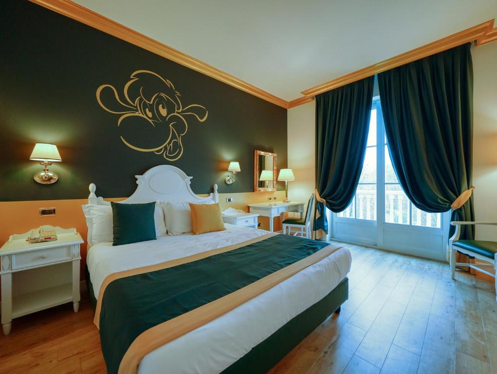Postel nebo postele na pokoji v ubytování Gardaland Hotel