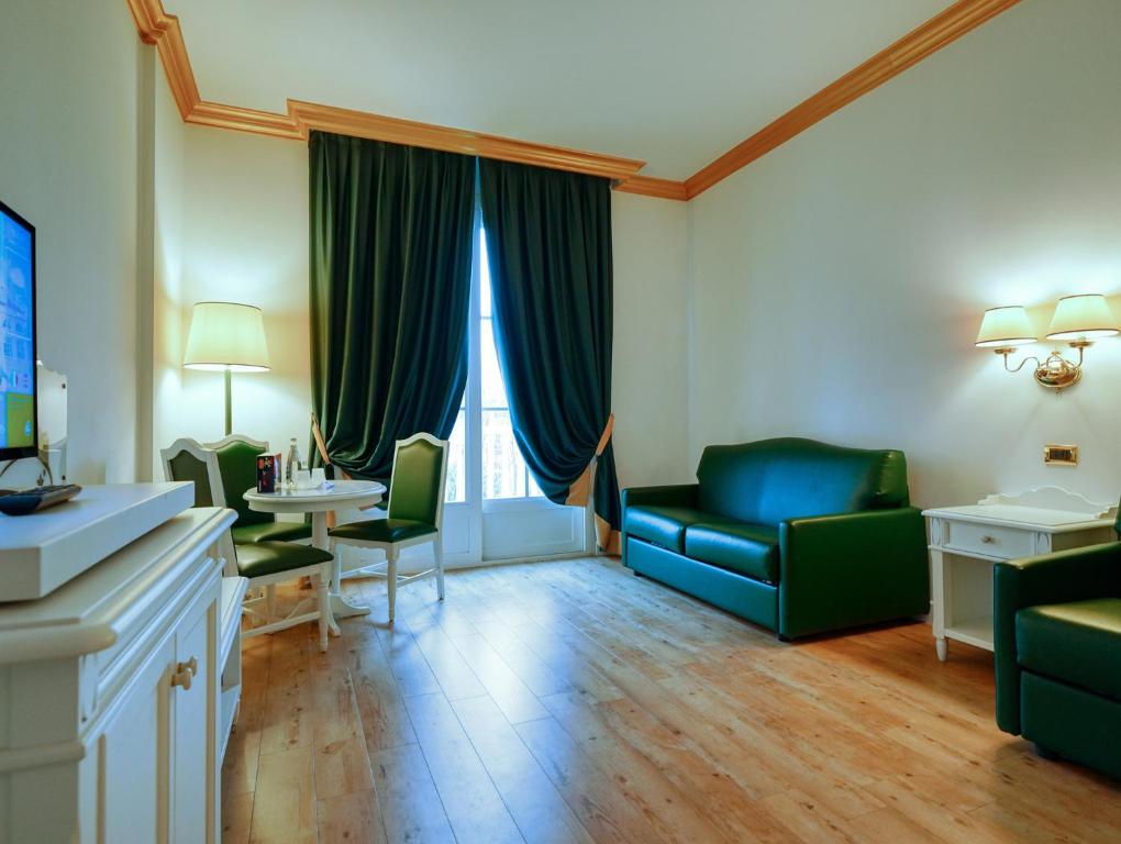 TV a/nebo společenská místnost v ubytování Gardaland Hotel