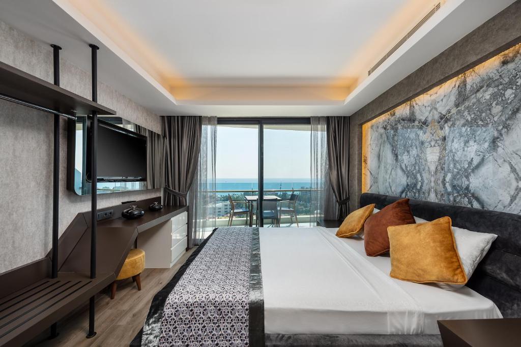 A bed or beds in a room at Elite Luxury Suite & Spa