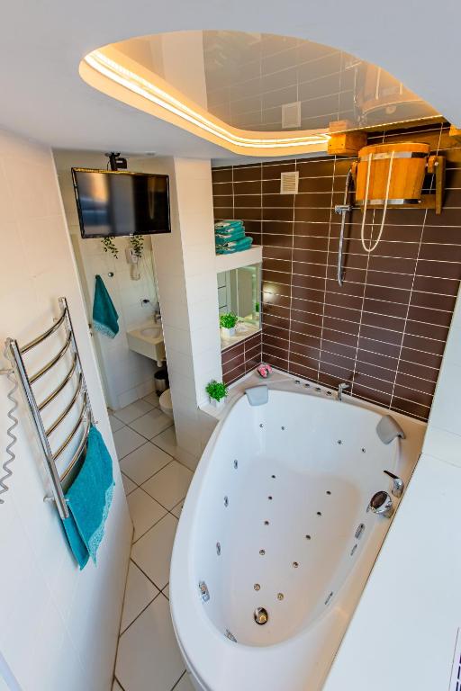 Big Jacuzzi , Sauna , Khreshchatyk apartments - One-Bedroom Apartment