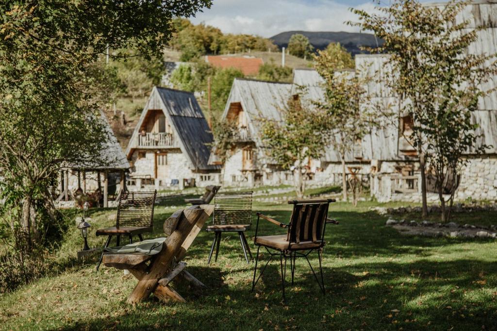 een groep stoelen en een tafel in een tuin bij Eco Village Nevidio in Pošćenje