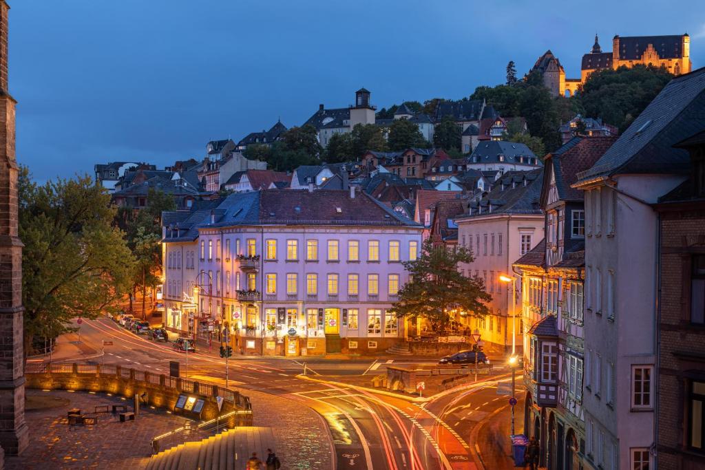 Blick auf eine Stadt in der Nacht mit Gebäuden in der Unterkunft Elisabeth Apartments in Marburg an der Lahn