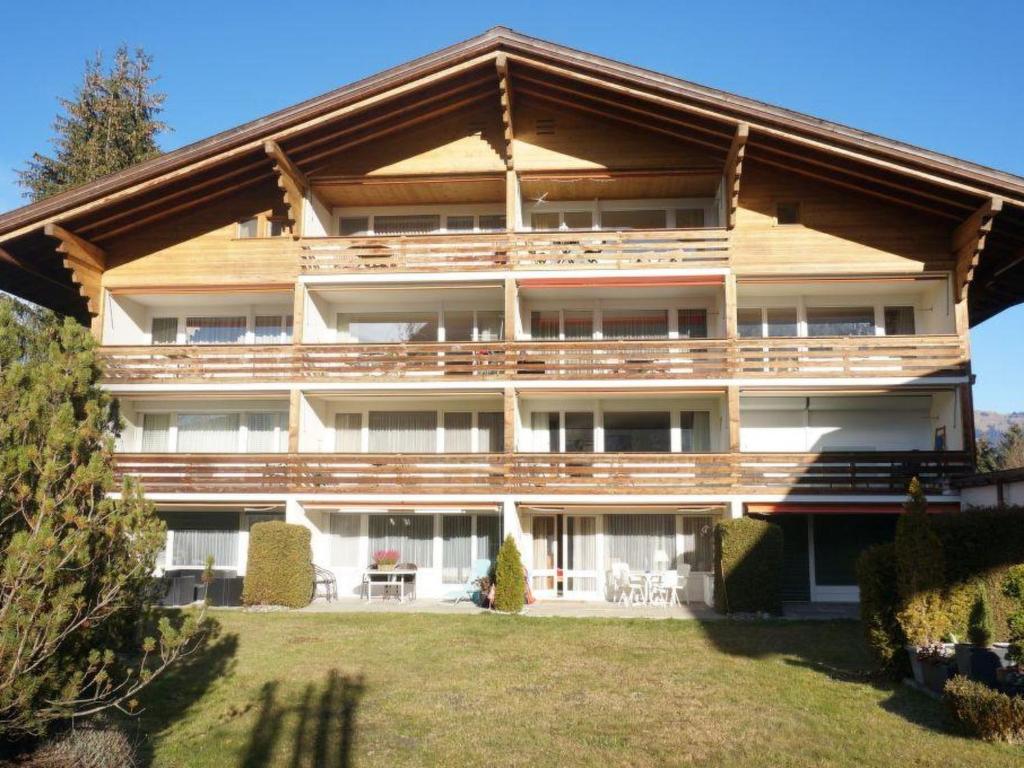 een groot houten gebouw met een groot balkon bij Apartment La Sarine 13 by Interhome in Gstaad