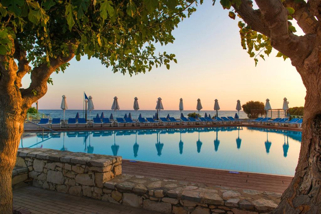 Bazén v ubytovaní Silva Beach Hotel alebo v jeho blízkosti