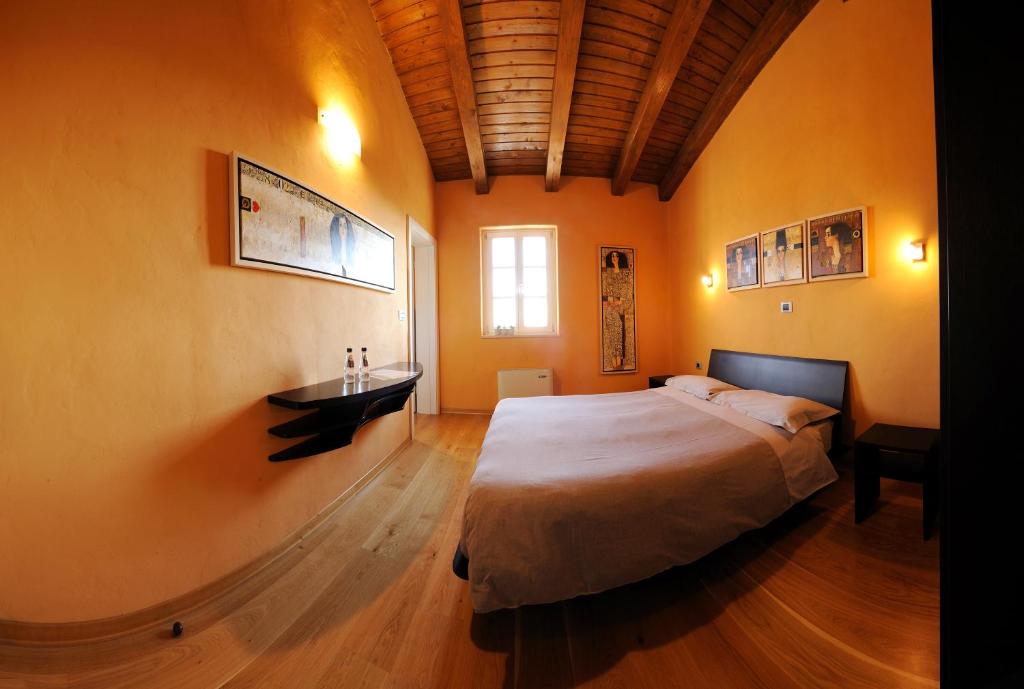 Postel nebo postele na pokoji v ubytování Klinec Plešivo Art Rooms