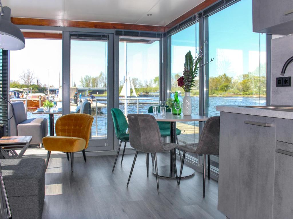 Uitgeest的住宿－Holiday Home De Meerparel-1 by Interhome，厨房以及带桌椅的用餐室。
