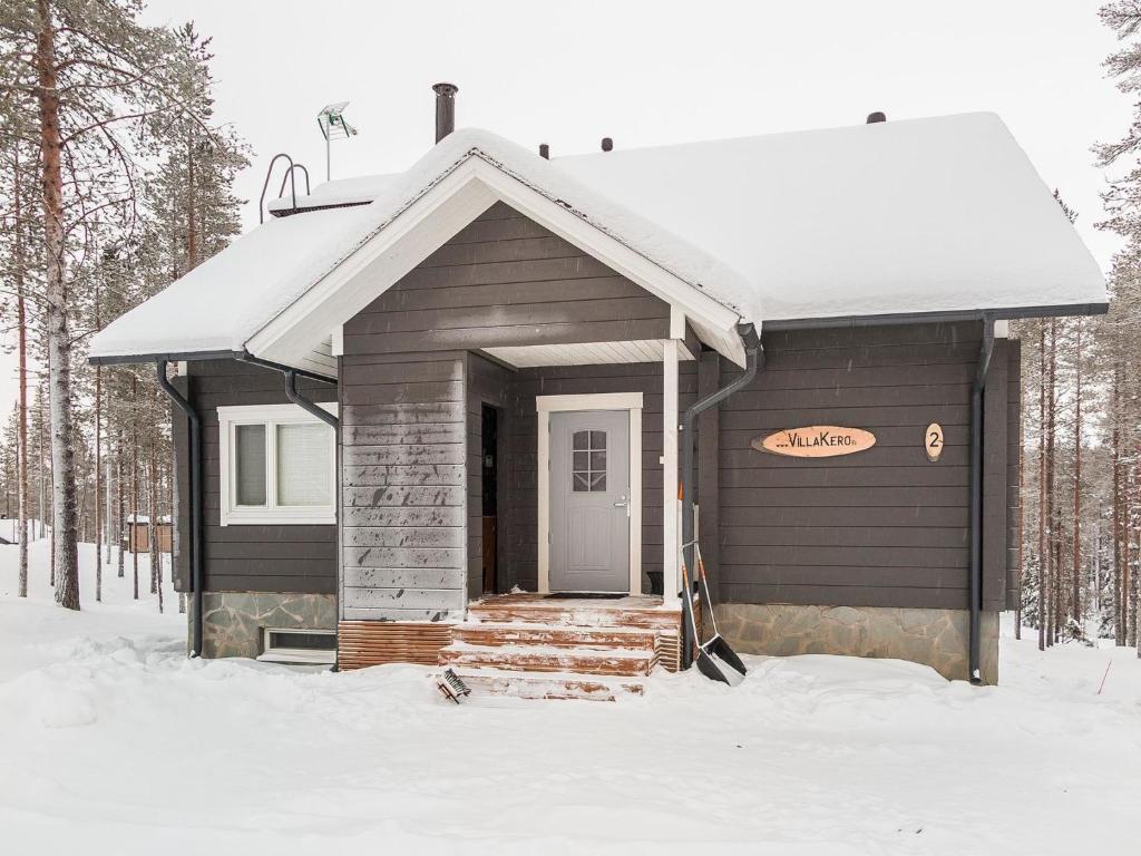 un pequeño edificio con una puerta en la nieve en Holiday Home Villa kero by Interhome, en Äkäslompolo