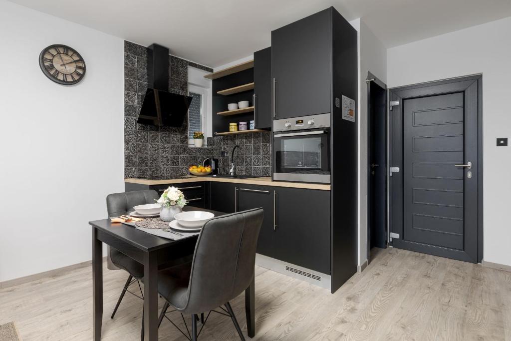 Kuchyňa alebo kuchynka v ubytovaní Apartman DOWNTOWN DL