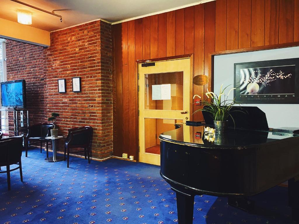 TV a/nebo společenská místnost v ubytování Mitt hotell & apartments