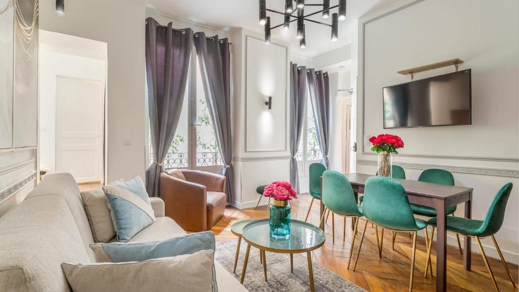 パリにあるLuxury 2 bedroom 2 bathroom - Louvre & Maraisのリビングルーム(テーブル、緑の椅子付)