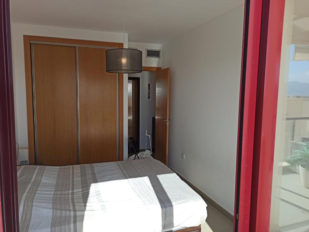 Postel nebo postele na pokoji v ubytování Modern apartment with large terrace in Mojon Hills