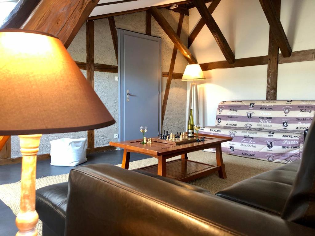 ein Wohnzimmer mit einem Sofa und einem Tisch in der Unterkunft La Clé d'Alsace in Sainte-Marie-aux-Mines