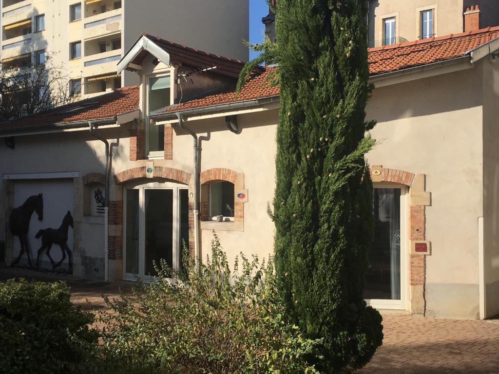 una casa con una pintura de caballo a un lado de ella en La Suite Alain en Nancy