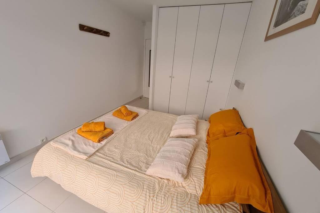 Postel nebo postele na pokoji v ubytování Le Lodge, T2 classé 3 étoiles avec jardin, parking, piscine & mer à 2 pas