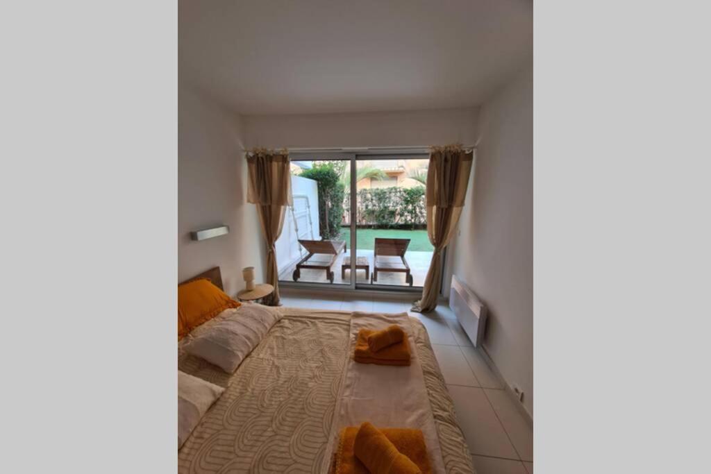 Postel nebo postele na pokoji v ubytování Le Lodge, T2 classé 3 étoiles avec jardin, parking, piscine & mer à 2 pas