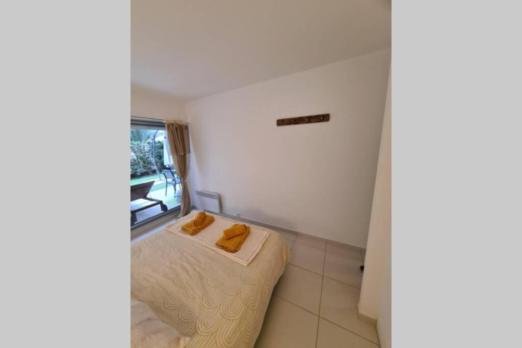 Postel nebo postele na pokoji v ubytování Le Lodge, T2 classé 3 étoiles avec jardin, parking, piscine & mer à 2 pas