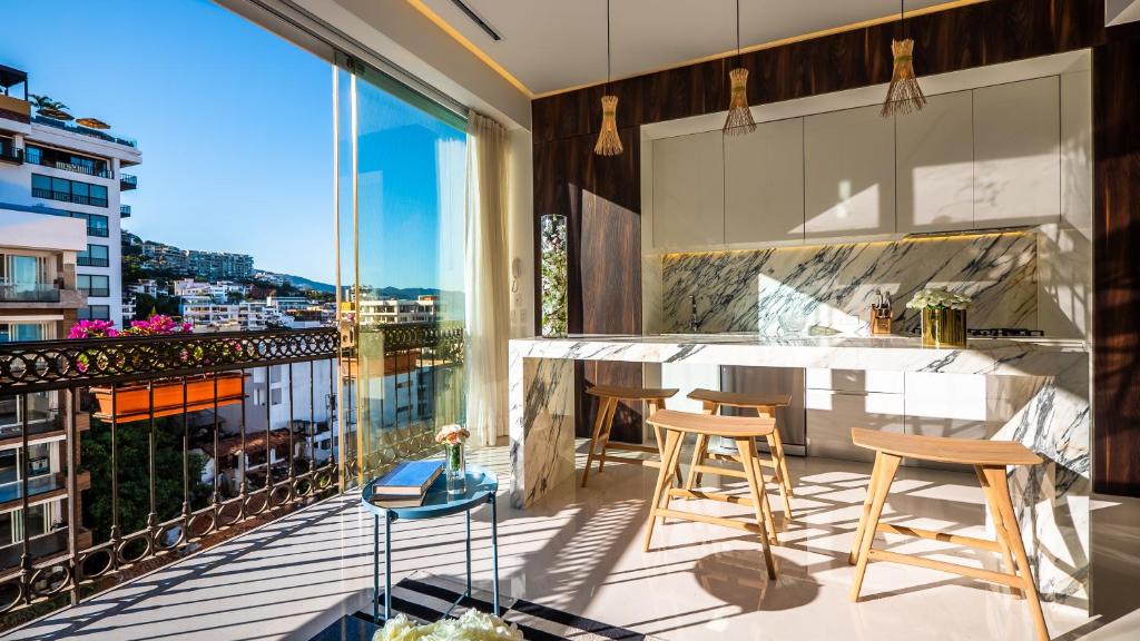 PIER 57 508 Modern 2BR TOTALLY NEW Romantic Zone