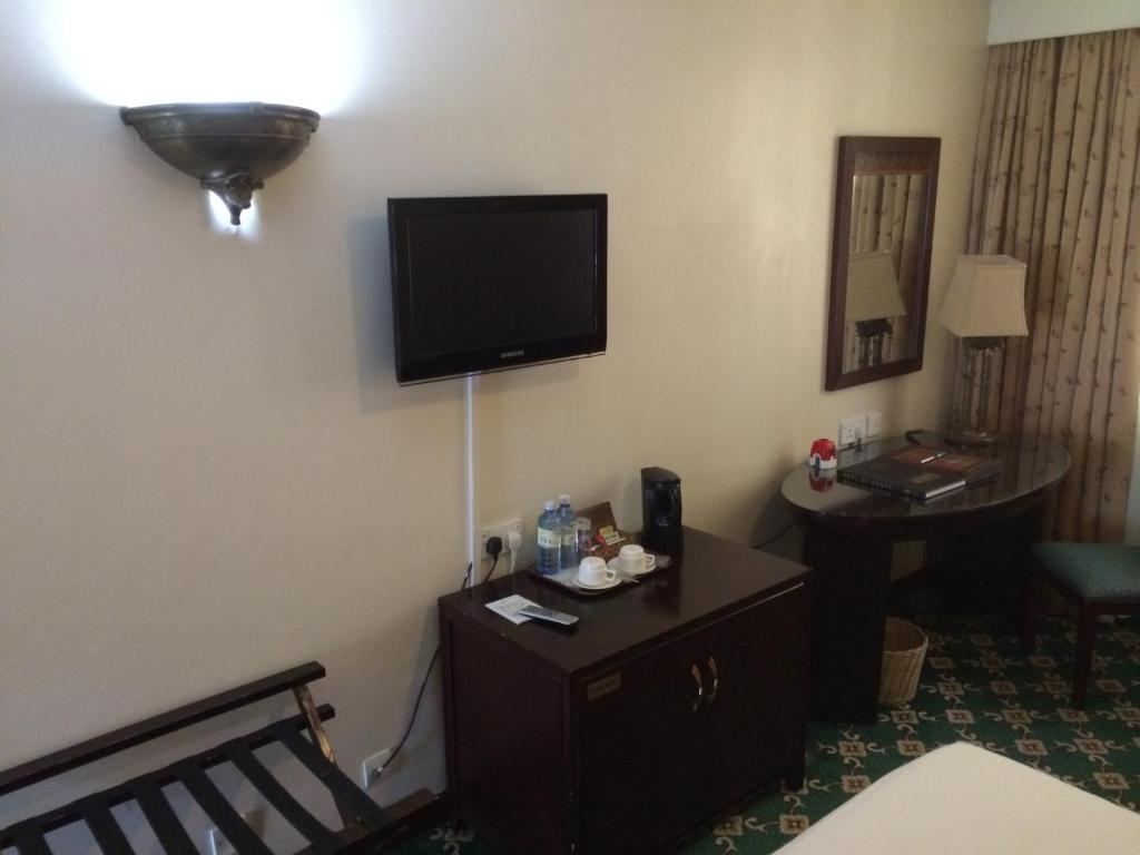 TV a/nebo společenská místnost v ubytování Jacaranda Hotel Nairobi