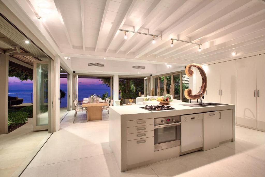 Kuchyň nebo kuchyňský kout v ubytování The Headland Villa 2, Samui