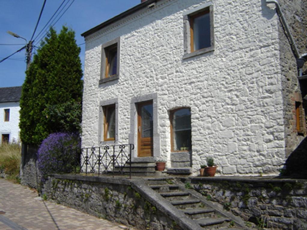 una casa de ladrillo blanco con una escalera delante de ella en Celine - Maurenne, en Hastière-Lavaux