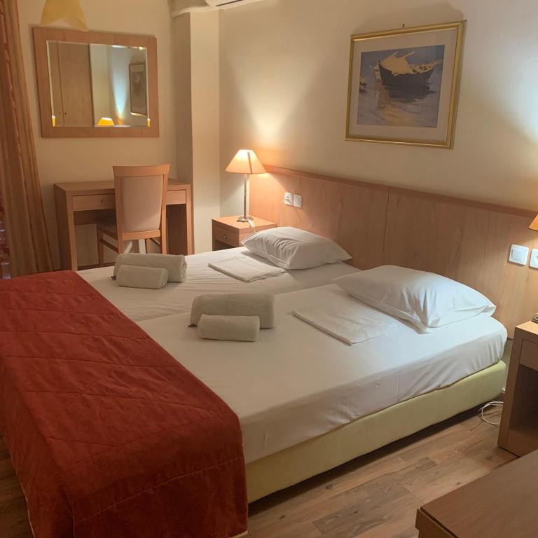 Postel nebo postele na pokoji v ubytování Saronis Hotel