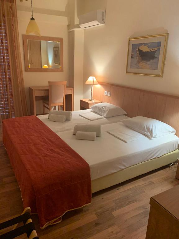 Postel nebo postele na pokoji v ubytování Saronis Hotel