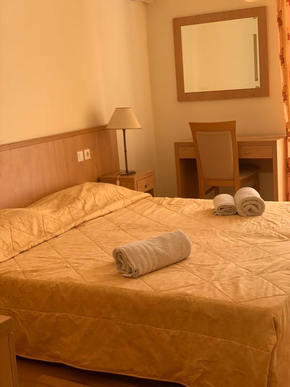 Postel nebo postele na pokoji v ubytování Saronis Hotel
