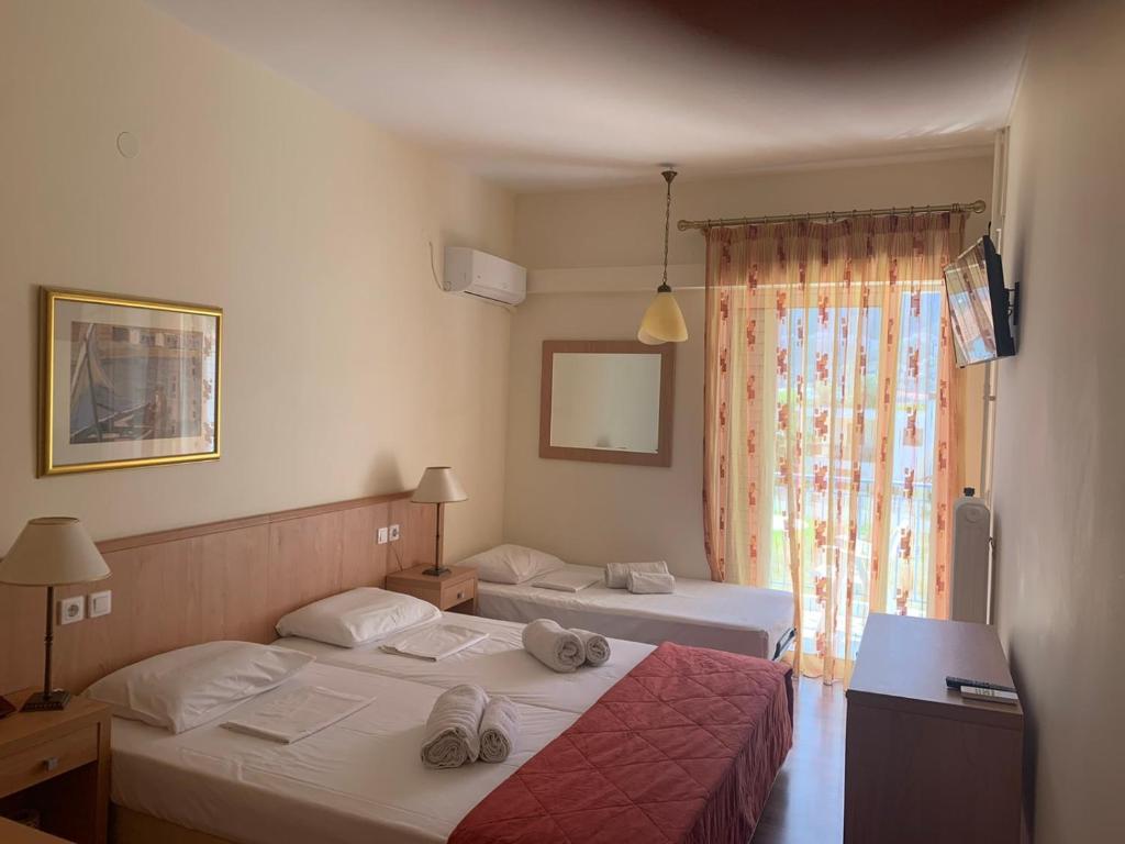 Postel nebo postele na pokoji v ubytování Saronis Hotel