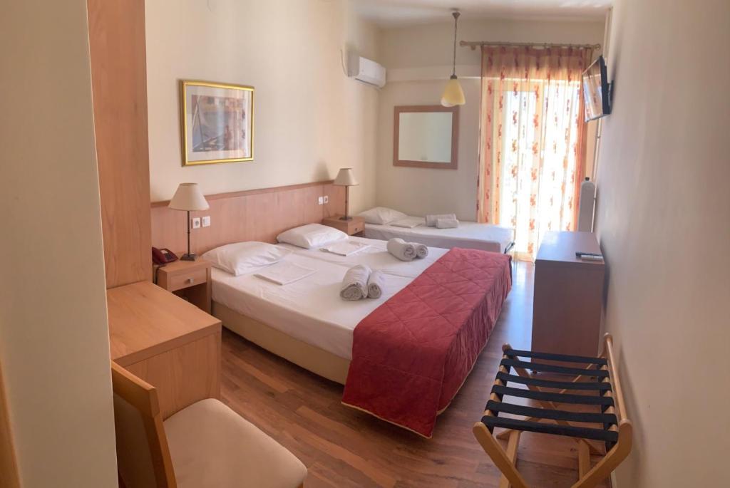 Postel nebo postele na pokoji v ubytování Saronis Hotel