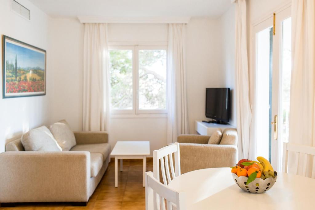 Sagitario Vista Playa II Apartamentos, Cala Blanca – Precios ...