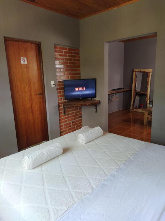 埃爾多拉多的住宿－ELDOtown，一张大床,上面有两个枕头,配有电视