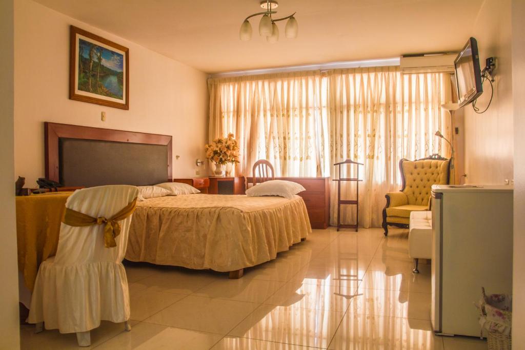 Hotel Sol del Oriente Pucallpa في بوكالبا: غرفة نوم فيها سرير وتلفزيون