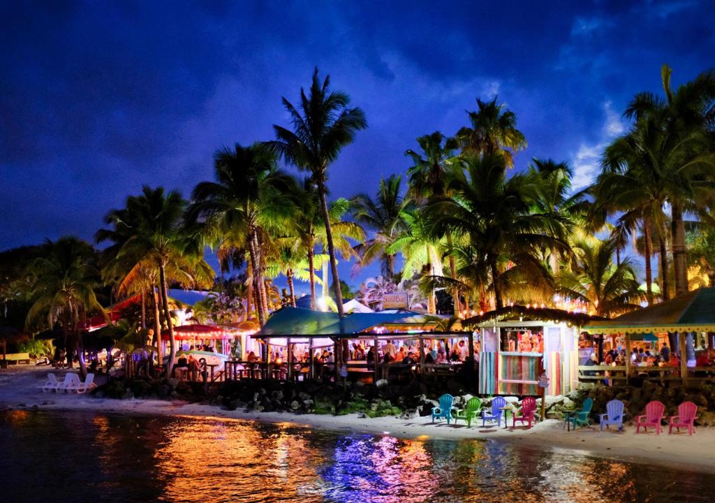 セバスチャンにあるCapt Hirams Resortの夜の浜辺に座る人々