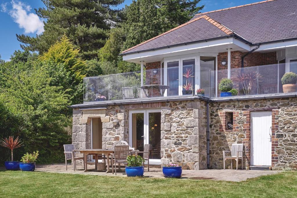 a stone house with a table and chairs in a yard at Seaview in Llandegfan