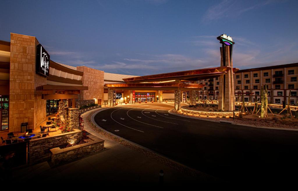 un edificio de hotel con una carretera delante en Wekopa Casino Resort, en Fountain Hills