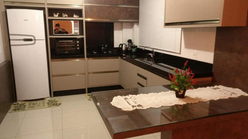 a kitchen with a counter top and a refrigerator at Fabuloso Apto PIRATUBA in Piratuba