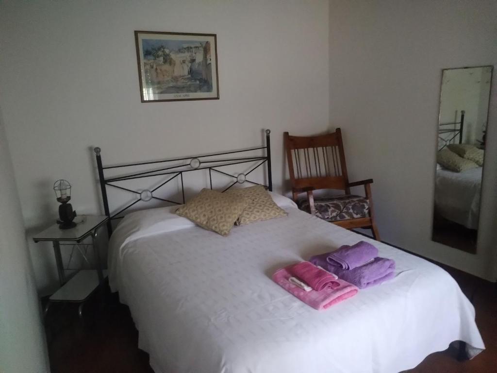 1 dormitorio con 1 cama blanca y 2 almohadas en DEPARTAMENTO EN LOMA HERMOSA 2 en Loma Hermosa