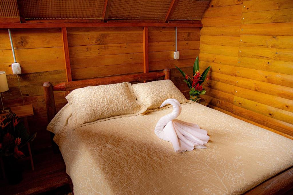 Postel nebo postele na pokoji v ubytování Pacuare Mountain Lodge