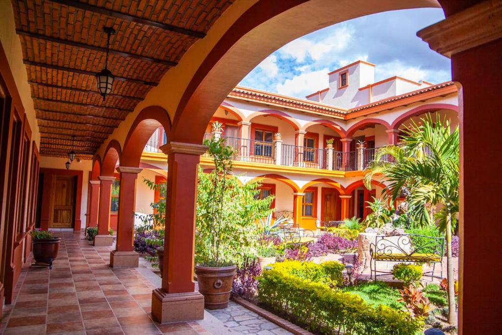 マスコタにあるEncanto de la Sierra Hotelのアーチ道のある家の中庭